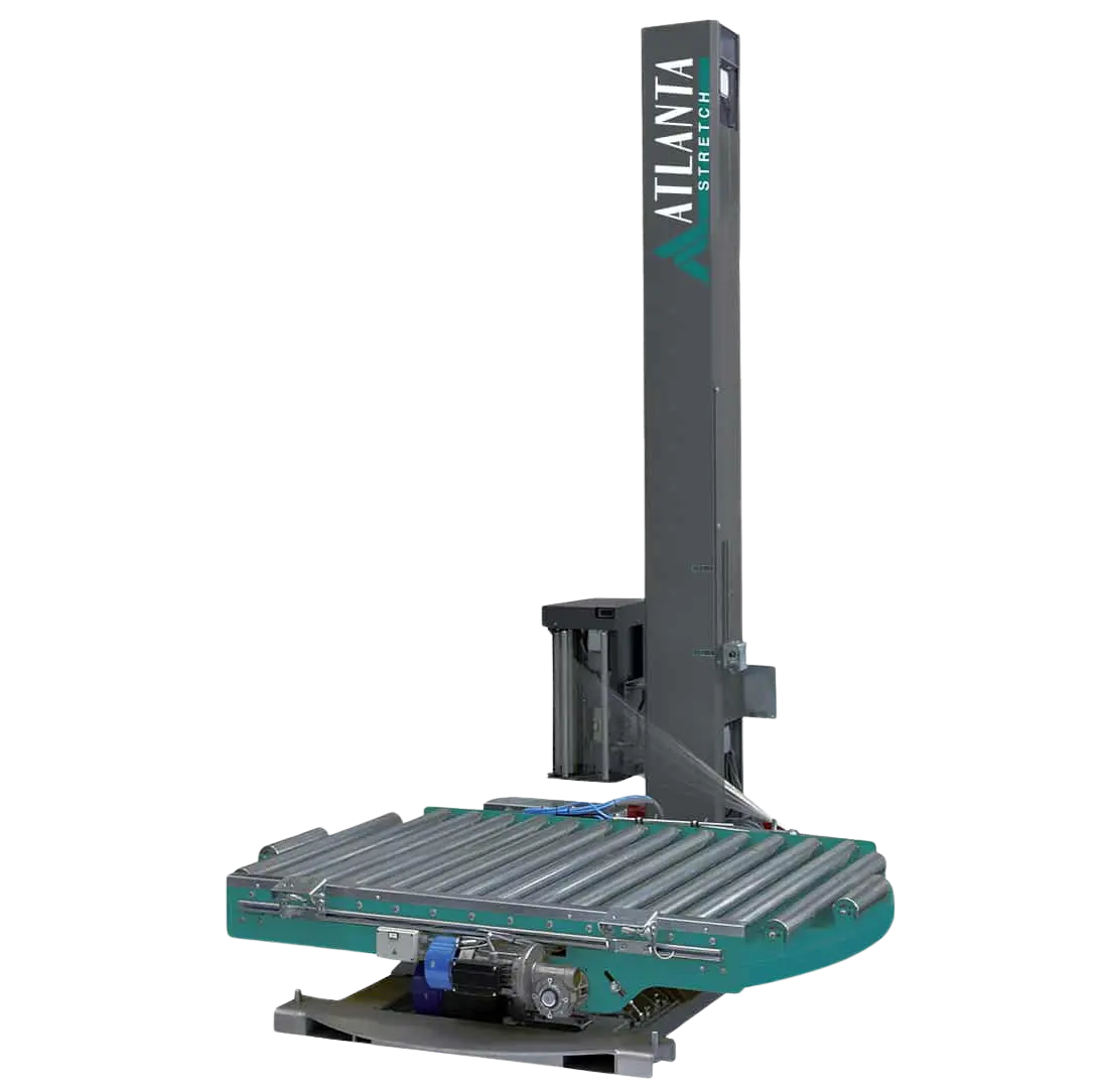 Una enfardadora industrial verde y gris con una base de rodillos transportadores y una columna vertical rotulada Atlanta Stretch. Con fondo transparente.