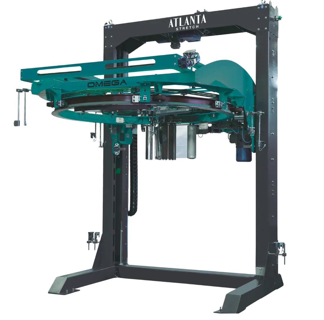 Enfardadora industrial con un brazo giratorio verde rotulado OMEGA, montado dentro de un bastidor metálico negro rotulado ATLANTA STRETCH, utilizada para envolver palés o paquetes con film plástico. Con fondo transparente.