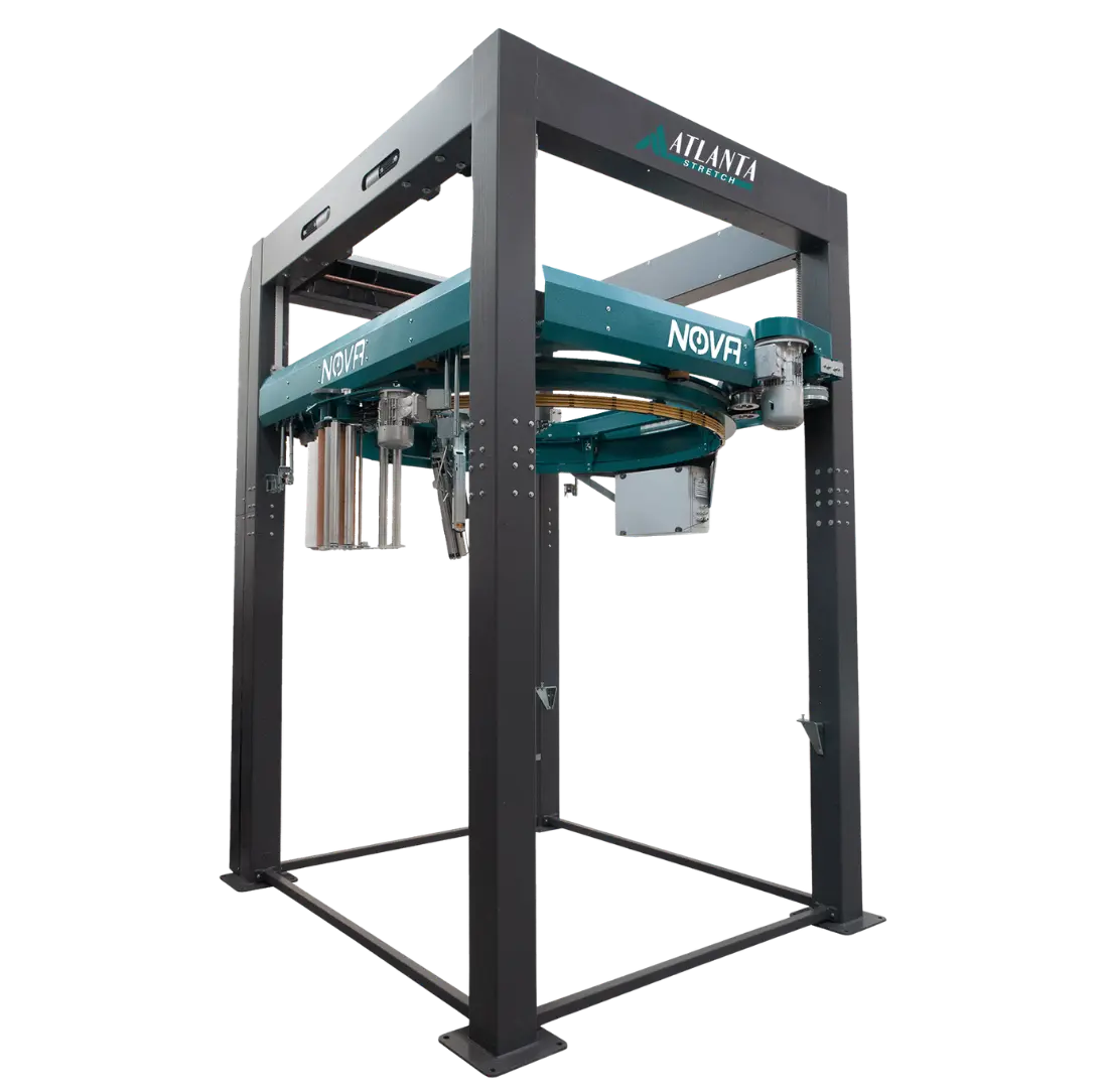 Una máquina industrial de gran tamaño con un robusto bastidor negro y componentes de color verde azulado etiquetada como NOVA, fabricada por Atlanta y diseñada para el enfardado automático de palés. Con fondo transparente.